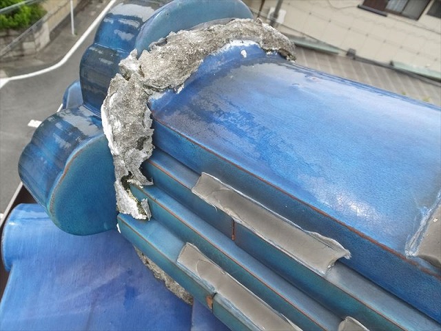 鬼瓦の裏の漆喰がはがれている